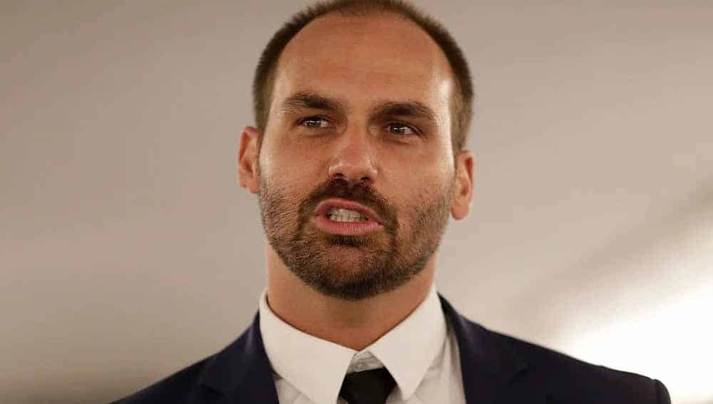 Eduardo Bolsonaro faz postagem 'enganosa', alerta Twitter: "lockdown é