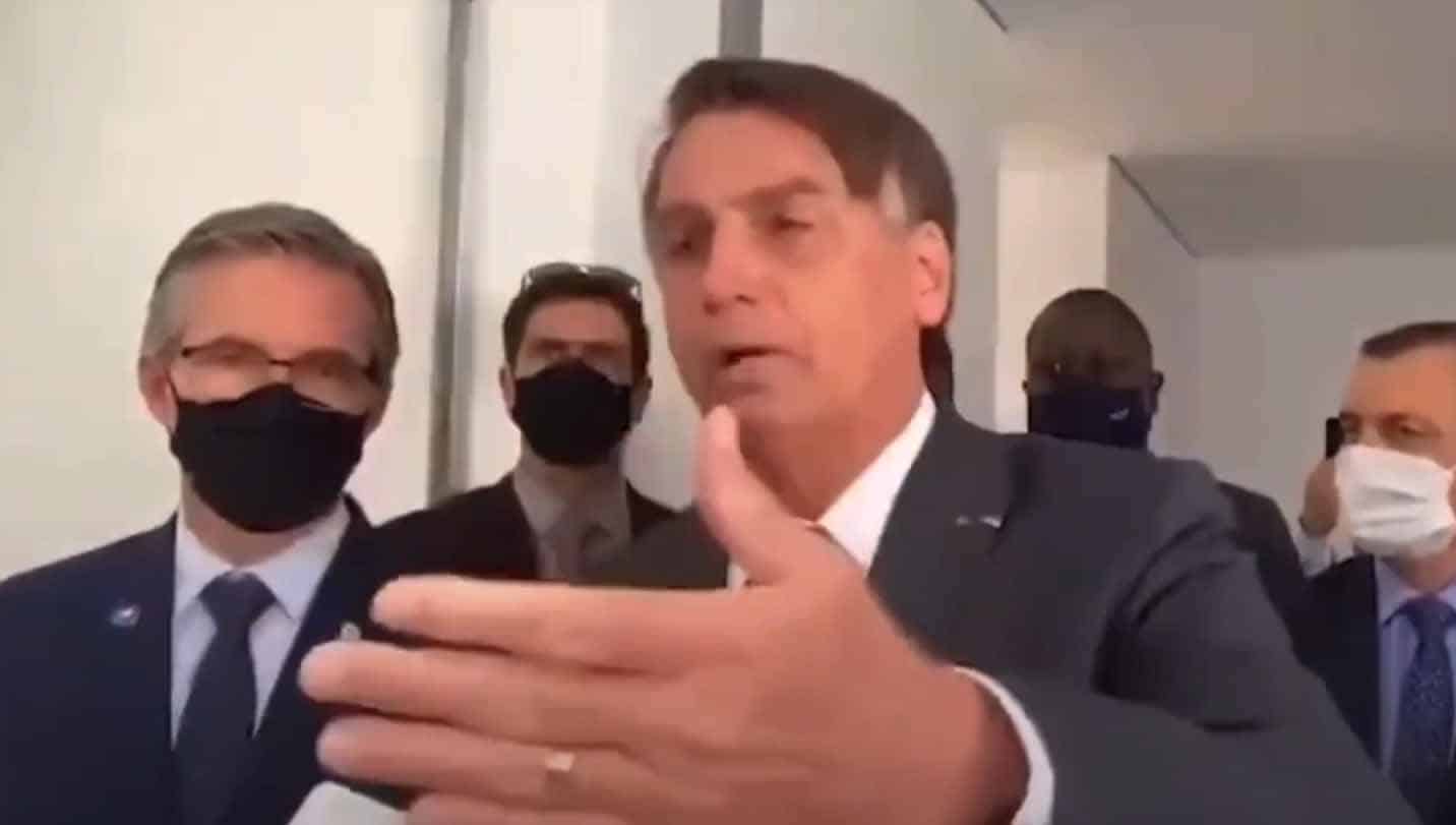Bolsonaro manda jornalista calar a boca