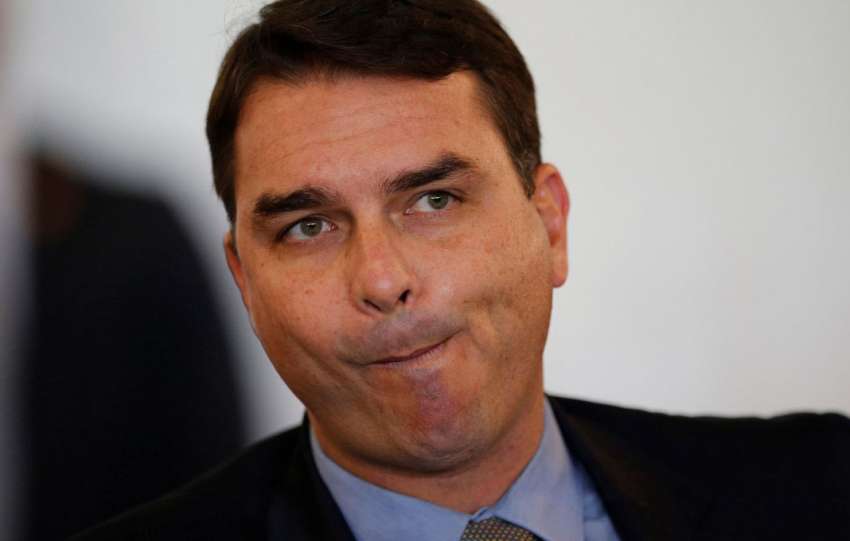 Flávio Bolsonaro aparece em negociação suspeita