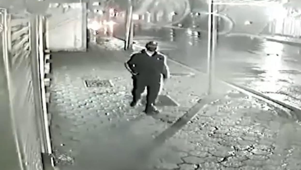 Homem joga bomba no Consulado da China