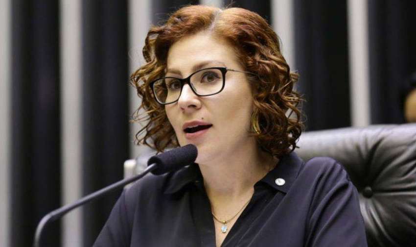 Blogueiro bolsonarista teme prisão de Carla Zambelli