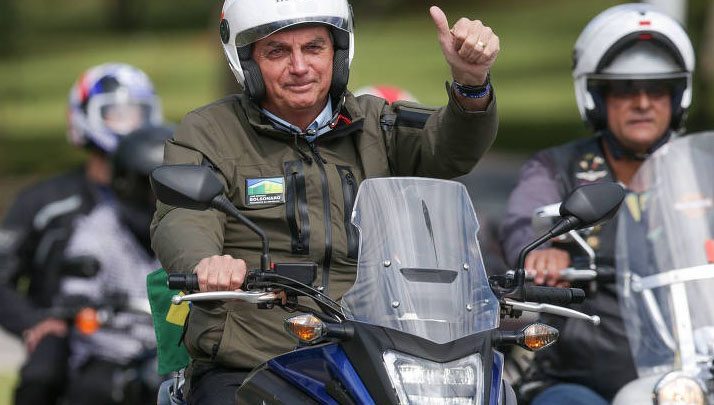 Bolsonaro passeia de moto no Catar