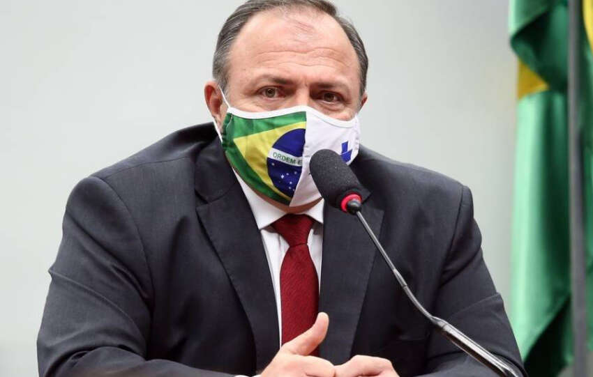 Ex-ministro Pazuello sofre acidente de moto